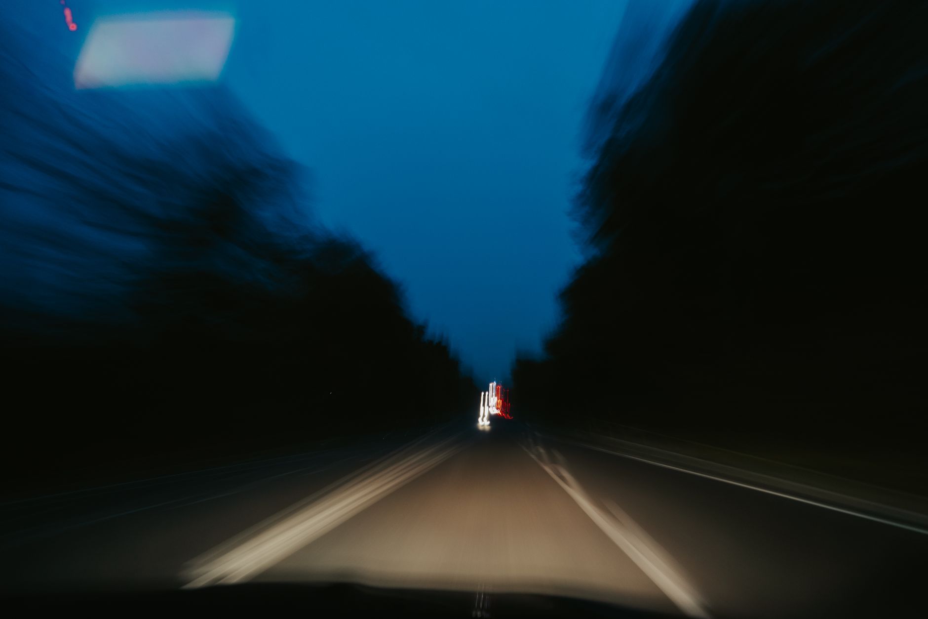 夜间城市道路上的车流